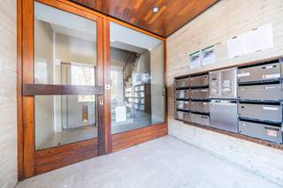 <p>Charmant appartement avec terrasse bien orientée et emplacement de parking. <br />Le bien se situe à Molenbeek-Saint-Jean, à proximité de la Commune de Dilbeek et des commodités urbaines, proche des transports et du ring. <br />L'appartement se situe en 2ème étage d'une co-propriété bien gérée et il bénéficie d'un calme absolue, étant situé en façade arrière. Il se compose comme suit: hall d'entrée avec vestiaire, water-closet, cuisine, living avec une charmante terrasse bien orientiée, chambre à coucher, salle de bain. Une cave et un emplacement de parking complète ce bien. <br />L'appartement est dans un bon état général et il bénéficie d'un excellent score PEB C+ . <br />Electricité conforme jusqu'en 2045. Faibles charges! <br />Infos et visites : maxime.l@weinvest.be | 02 315 77 22</p>