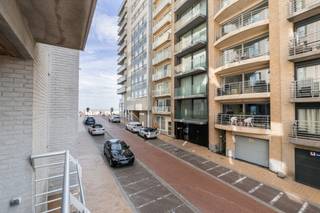 <p><strong>Blankenberge: Instapklaar appartement met terras en zijdelings zeezicht!</strong></p>
<p>Op de 1ste verdieping van de moderne residentie &quot;Apollo&quot; vinden we dit instapklaar 2-slaapkamerappartement met terras, 2 badkamers en zijdelings zeezicht. Met zijn topligging op slechts enkele stappen van de Zeedijk geniet u van de perfecte mix tussen rust en levendigheid. Winkels, restaurants, openbaar vervoer, de duinen en openbaar zwembad bevinden zich allemaal in de onmiddellijke nabijheid.</p>
<p><strong>Indeling:</strong> Inkomhal, woonkamer, terras, open keuken, slaapkamer 1, slaapkamer 2 met badkamer ensuite, badkamer 2, apart toilet en berging.</p>
<p><strong>Troeven:</strong></p>
<ul><li>Zijdelings zeezicht.</li><li>Terras.</li><li>2 Badkamers.</li></ul>
<p>Meer informatie? Contacteer Maarten op het nummer 050 42 58 98. </p>