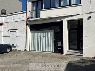 Gelegen in de Minister Liebaertlaan 20 te Kortrijk met parking voor de deur, beschikt dit pand over ongeveer 180 m² handelsruimte. Bijkomend is...