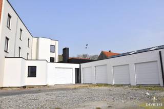 Mooie grote nieuwbouw garagebox te koop gelegen in de Kerkstraat 1 te Spiere-Helkijn.<br />Mogelijkheid tot kopen van meerdere boxen.<br /><br />Aankoop onder het stelsel van registratierechten.<br />Bel ons voor een afspraak op 056/70 52 62<br />(vermelde prijzen zijn excl. kosten)