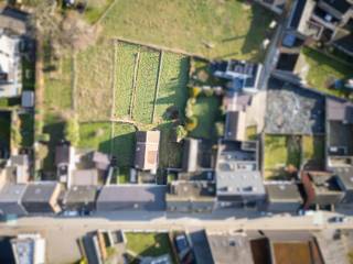 Bouwgronden gelegen achter de woning in de Molenstraat 34A (vroeger advocatenkantoor) met een oppervlakte van 1.040 m². Toegangsweg met erfdienstbaarheid. Voor meer info hyboma.be. Wenst u graag een bezoek ter plaatse contacteer dan Guy 0479/88 88 06.