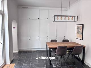 Unieke historische woning in het Sint-Annakwartier, nabij de Reien<br /><br />In het geliefde Sint-Annakwartier, op een uitstekende locatie vlak bij de schilderachtige Reien, bevindt zich deze prachtige historische woning ‘Huis Het Speldewerk’. Deze karaktervolle woning is een unieke combinatie van authentieke charme, ruimte en hedendaags wooncomfort.<br /><br />De woning omvat een ruime inkomhal en een sfeervolle leefruimte met parketvloer en siergashaard. Aansluitend bevindt zich de open, volledig ingerichte keuken, voorzien van alle toestellen en een ruime ingemaakte kast. Verder is er een apart toilet en een gezellig terras.<br /><br />Op de eerste verdieping bevinden zich twee slaapkamers en een ruime badkamer, uitgerust met een inloopdouche, ligbad, dubbele lavabo en toilet. De tweede verdieping beschikt over nog twee ruime slaapkamers, waardoor de woning in totaal vier slaapkamers biedt.<br /><br />Een bijkomende troef is de garagebox, een bijzonder grote meerwaarde in de Brugse binnenstad.<br /><br />‘Huis Het Speldewerk’ is een woning met een uniek karakter en een bijzondere uitstraling. De combinatie van historische elementen, ruime vertrekken, vier slaapkamers, een terras en een garage, samen met de begeerde ligging nabij de Reien, maakt dit een bijzonder aanbod voor wie op zoek is naar exclusief wonen in het hart van Brugge.<br /><br />Een unieke woning die u absoluut zelf moet ervaren.<br /><br />Contacteer ons voor meer informatie of plan uw bezoek via 050/45 03 45 of eenvoudig online via www.delbecque.immo.