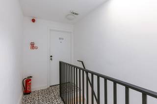 Instapklaar appartement op een toplocatie in Sint-Amandsberg <br /><br />EPC-score: B<br />Mobi-score: 9.4/10<br /><br />In de Kunstenaarstraat 21 in Sint-Amandsberg bevindt zich dit kleinschalig gebouw bestaande uit vijf appartementen voor eigen bewoning of ideaal als investering. Het pand omvat vier één-slaapkamerappartementen en één twee-slaapkamerappartement. Dit appartement is een één-slaapkamerappartement op de tweede verdieping. <br /><br />De ligging biedt een aangename woonomgeving met een vlotte verbinding naar het centrum van Gent, invalswegen (E17/E40/R4), openbaar vervoer, winkels en andere voorzieningen. <br />Elk appartement beschikt over een lichtrijke leefruimte, een geïnstalleerde keuken, een badkamer en één of twee volwaardige slaapkamers. De appartementen hebben een praktische indeling en zijn volledig instapklaar. <br /><br />Prijzen:<br /><br />• Nr. 21 (2 slaapkamers, 59m2): €270.000<br />• Nr. 23A (1 slaapkamer): €200.000<br />• Nr. 23B (1 slaapkamer): €170.000<br />• Nr. 23C (1 slaapkamer): €180.000<br />• Nr. 23D (1 slaapkamer): €175.000<br /><br />Meer info of een bezoek inplannen?<br /><br />Contacteer Laura via 0473 41 35 62 of via info@vicusvastgoed.be