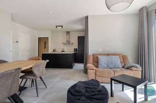<p><span><strong>Prachtig, instapklaar appartement met terras en ondergrondse autostaanplaats in centrum Arendonk.</strong></span><br /><br />Via de inkomhal betreden we het appartement. Hier bevindt zich een apart gastentoilet. Vervolgens komen we in de ruime en lichtrijke leefruimte, waar de open keuken, eetplaats en zithoek naadloos in elkaar overvloeien. De keuken met kookeiland vormt het centrale punt van de woning en biedt alle comfort. Dankzij de grote raampartijen geniet de leefruimte van een aangename lichtinval en een ruimtelijk gevoel. Via de schuifdeur is er toegang tot het gezellige terras.</p>
<p>Aansluitend aan de leefruimte bevindt zich een praktische berging met plaats voor wasmachine en droogkast.</p>
<p>Vanuit de nachthal bereiken we de overige woonruimtes. Hier vinden we een ruime slaapkamer en een tweede kamer die momenteel is ingericht als dressing, maar zich eveneens perfect leent als bureau, kinderkamer of hobbyruimte. De badkamer is uitgerust met een inloopdouche en een dubbele lavabo in meubel.</p>
<p>In de ondergrondse verdieping beschikt het appartement bovendien over een private autostaanplaats en een afzonderlijke kelderberging.</p>
<p>Het appartement is volledig opgeschilderd en instapklaar. Daarnaast zijn de lichtarmaturen en gordijnen reeds voorzien.</p>
<p><strong>Extra troeven</strong></p>
<ul>
<li>Instapklaar en volledig opgeschilderd</li>
<li>Open keuken met kookeiland</li>
<li>Gezellige en lichtrijke leefruimte</li>
<li>Terras aansluitend aan de woonkamer</li>
<li>Lichtarmaturen inbegrepen</li>
<li>Gordijnen reeds aanwezig</li>
<li>Ondergrondse autostaanplaats</li>
<li>Private kelderberging</li>
</ul>