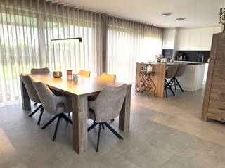 <p><span><strong>Vraag een bezoek aan via info@optimusvastgoed.be!</strong></span><br /><span><strong>TE HUUR: Ruime open bebouwing met 3 slaapkamers te Pelt!</strong></span><br /><span>Deze open bebouwing bevindt zich op een gunstige locatie te Neerpelt op enkele minuten rijden van het centrum van Neerpelt, waar u allerhande faciliteiten kan terugvinden. Er is een vlotte bereikbaarheid via de N74 Hasselt-Eindhoven. Het betreft een moderne BEN-woning die afwerkt werd met kwaliteitsvolle materialen. De woning wordt verwarmd via een warmtepomp en is voorzien van zonnepanelen. De woning beschikt over een ruime woonkamer met veel lichtinval, open keuken met alle comfort, 3 ruime slaapkamers en badkamer met inloopdouche. De tuin is volledig omheind en er is een gedeeltelijk overdekt terras. Vooraan de woning is er een carport en autostaanplaats voorzien. </span><br /><span><strong>Ligging:</strong></span><br /><span>Rustig gelegen op 5 minuten van Neerpelt-centrum en vlakbij de Nederlandse grens. </span><br /><span>In de nabije omgeving bevindt er zich de verbindingsweg van Neerpelt naar Hamont/St. Huibrechts Lille en de N74 Hasselt-Eindhoven, wat zorgt voor een goede bereikbaarheid.</span><br /><span><strong>Indeling:</strong></span><br /><span>- Gelijkvloers: Inkomhal, gastentoilet, ruime woonkamer met eethoek, open keuken, berging.</span><br /><span>- Bovenverdieping: Nachthal, toilet, badkamer, 3 slaapkamers.</span><br /><span>- Buitenaanleg: Volledig omheinde tuin met gedeeltelijk overdekt terras, carport en autostaanplaats.</span><br /><span><strong>Troeven:</strong></span><br /><span>- BEN-woning!</span><br /><span>- Carport!</span><br /><span>- 3 slaapkamers!</span><br /><span>- Zonnepanelen</span><br /><span><strong>EPB plichtig. </strong></span><br /><span><strong>Beschikbaar vanaf 01.09.2026 of in onderling overleg.</strong></span></p><p><span><span> </span></span></p>