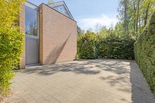 Deze uitzonderlijke villa combineert ruimte, licht en comfort op een unieke manier. Met een bewoonbare oppervlakte van ca. 300 m² en tal van uitbreidingsmogelijkheden, vormt dit pand een ideale gezinswoning met potentieel voor een combinatie wonen-werken.Bij het betreden van de woning komt u in een royale inkomhal, afgewerkt met blauwe hardsteen, die meteen de toon zet voor de rest van de woning. De grote leefruimte biedt dankzij de panoramische schuiframen en terrasdeuren een prachtig zicht op de tuin. De openhaard zorgt dan weer voor extra gezelligheid.De halfopen, tuin georiënteerde keuken biedt alle aansluitingen en vrijheid om deze volledig naar eigen smaak in te richten.Op de verdieping vindt u een indrukwekkende hal met vide en drie ruime slaapkamers, elk met een open structuur tot in de nok. De Philippe Starck badkamer is uitgerust met een ligbad, inloopdouche, dubbele lavabo en hoogwaardig marmeren blad.Buiten geniet u van een ruime zuid gerichte tuin.Daarnaast beschikt u over een bestrate oprit met parkeergelegenheid voor meerdere wagens.Tot slot biedt dit eigendom een unieke uitbreidingsmogelijkheid van ca. 125 m² voor extra woon- kantoor of praktijkruimte waarbij reeds fundering, blauwe hardstenen terras en deels structuur voorzien zijn.Kortom, een villa met uitzonderlijk veel ruimte, licht en mogelijkheden, op een gegeerde locatie, ideaal voor wie comfortabel in het groen wil wonen met ruimte voor werk of uitbreiding.Voor meer info, gelieve contact op te nemen met de dossierverantwoordelijke.(ver-)Kopen of (ver-)huren in de Noorderkempen?Met vragen kan u altijd bij ons terecht!Dewaele VastgoedBestuursmaatregelen in het maatregelenregister: nee