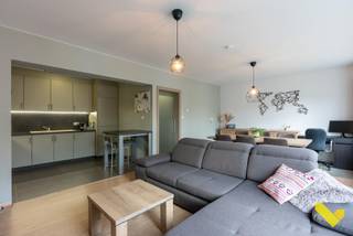 Goed gelegen appartement op de eerste verdieping.Via de ruime inkomhal komen we binnen in een gerenoveerd appartement. Deze heeft een leefruimte met...