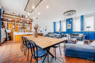 We Invest vous présente une propriété hors du commun, située dans un cadre verdoyant sur une parcelle de plus de 25 ares. Anciennement école de village, ce bâtiment a été transformé en une maison d’habitation au potentiel exceptionnel, idéale pour un projet de vie atypique, une profession libérale ou une activité Horeca. La maison développe de larges volumes, avec de nombreuses pièces à vivre et des espaces multifonctionnels répartis sur plusieurs niveaux. Elle se compose notamment de 6 chambres, plusieurs terrasses bien exposées, une cuisine professionnelle entièrement équipée, ainsi qu’une grande salle polyvalente, parfaite pour organiser des réceptions, des événements ou accueillir une activité professionnelle. Gand grenier aménageable. Le charme de l’ancien, combiné à des aménagements modernes, crée une ambiance chaleureuse et authentique, rare sur le marché. Parmi ses nombreux atouts : Un environnement calme et verdoyant, une superficie habitable impressionnante, une configuration idéale pour activité libérale, événementielle ou projet familial, plusieurs entrées indépendantes possibles<br />Côté technique : chauffage central, châssis double vitrage, PEB C. Un bien unique, à visiter sans tarder. Prix indicatif 549.000€. Pour plus d’informations ou organiser une visite, contactez Geoffrey au 0478313690