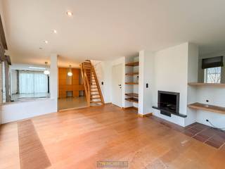 <p><strong>LICHTRIJKE OPEN BEBOUWING</strong><span> met uitbreidingsmogelijkheden in het landelijke, pittoreske Mater. Deze </span><strong>VERDER AF TE WERKEN EIGENDOM, </strong><span>gelegen op een hoekperceel</span><strong>, </strong><span> verwelkomt u met een aangename leefruimte waar de mooie lichtinval en de </span><strong>AANSLUITENDE BUREELRUIMTE</strong><span> zorgen voor een </span><strong>OPEN GEHEEL</strong><span>, ideaal voor </span><strong>THUISWERK</strong><span>. Op het </span><strong>GELIJKVLOERS</strong><span> bevindt zich bovendien een </span><strong>SLAAPKAMER MET ENSUITE BADKAMER EN DRESSING</strong><span>. Het verdiep biedt u </span><strong>NOG 2 SLAAPKAMERS</strong><span> en aparte doucheruimte. Verder beschikt u over </span><strong>VOLDOENDE BERGINGEN, Polyvalente ruimte van 16 vierkanten meter</strong><span> en een </span><strong>GROTE GARAGE</strong><span> die tal van opberg- en parkeermogelijkheden biedt. De </span><strong>ZOLDERVERDIEPING</strong><span> biedt bijkomend potentieel om in te richten als </span><strong>APARTE BUREAURUIMTE, HOBBYKAMER OF EXTRA LOGEERKAMER</strong><span>, waardoor deze woning perfect meegroeit met uw noden. Buiten geniet u van een </span><strong>AANGENAME TUIN</strong><span> waar het rustig vertoeven is. Gelegen in een rustige buurt in de </span><strong>GROENE EN GEGEERDE OMGEVING VAN MATER</strong><span> en een uitstekende ligging </span><strong>NABIJ NATUUR EN VERBINDINGSWEGEN</strong><span>.</span></p>

<p>Perfect geschikt ook voor de<strong> COMBINATIE WONEN/ WERKEN! </strong><br /><br />Onmiddellijk beschikbaar! <br /><br />Adres: Driesleutelsstraat 8 te Mater (Oudenaarde)<br /><br />Geen renovatieplicht, P-score: D, G-score: A</p>