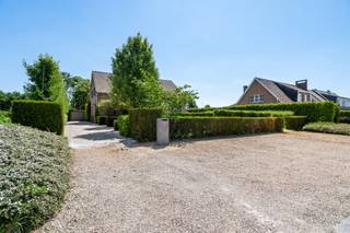 Deze villa bevindt zich op een royaal perceel van 1.924 m² en biedt een doordachte indeling met een woonoppervlakte die indruk maakt. Bij het...