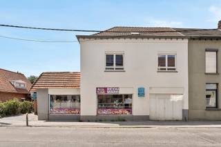 Idéalement situé au sein du très prisé village de Kain, cet immeuble mixte se compose d'un rez commercial de plus de 40m² actuellement en activité...