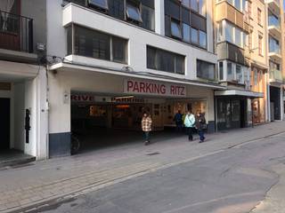 Box de parking à louer en centre-ville, équipé d'un ascenseur à voitures (max. 1 700 kg) pour 120 € par mois, auxquels s'ajoute une avance de 10 € pour les charges communes. Le box n'est pas adapté aux voitures électriques et est disponible à partir du 01/10/2026. Ce bien à louer à Ostende vous intéresse ? Rendez-vous sur le site www.dermul.be, cliquez sur le bien que vous souhaitez louer. En cliquant sur le bouton « Je suis intéressé », nous vous demandons de remplir un bref profil. Nous vous contacterons ensuite pour organiser une visite. Il n'est pas possible de prendre rendez-vous par téléphone.