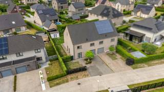 <p><strong>Op zoek naar een woning die volledig klaar is voor de toekomst? Zoek niet langer.</strong><br /><strong>In een uiterst kindvriendelijke (doodlopende straat) en residentiële buurt in Lochristi bevindt zich deze jonge, moderne halfopen bebouwing.</strong><br /><strong>Met een indrukwekkend EPC-label A en een volledig conforme elektriciteit koopt u hier 100% gemoedsrust.</strong></p><h3>Waarom dit uw slimme, nieuwe thuis wordt:</h3><ul><li><p><strong>Zorgeloos &amp; Energiezuinig (EPC A):</strong> Dankzij de uitstekende isolatie en moderne technieken geniet u van een minimaal energieverbruik en een heerlijk binnenklimaat. Klaar voor de toekomst!</p></li><li><p><strong>Elektriciteit 100% Conform:</strong> Geen verborgen kosten of aanpassingen nodig bij de intrek. De elektrische installatie is volledig goedgekeurd.</p></li><li><p><strong>Licht &amp; Ruimte Centraal:</strong> De royale leefruimte geniet van een uitzonderlijke lichtinval dankzij de grote, kamerhoge raampartijen die een prachtig uitzicht bieden op de achterliggende tuin.</p></li><li><p><strong>Modern Kookcomfort:</strong> De volledig uitgeruste open keuken vormt het kloppend hart van de benedenverdieping. Ideaal om te koken terwijl u in contact blijft met uw gezin of gasten.</p></li><li><p><strong>Slaapcomfort:</strong> Naast drie volwaardige, lichtrijke slaapkamers op de eerste verdieping, beschikt de woning over een volledig ingerichte, multifunctionele afgewerkte zolderverdieping (master bedroom, home office of speelkamer).</p></li><li><p><strong>Buiten Genieten:</strong> De zonnige, volledig omheinde tuin met terras is een oase van rust. Klaar voor gezellige barbecues of een ontspannen koffie in de ochtendzon.</p></li><li><p><strong>Praktisch Comfort:</strong> Uitgerust met een moderne badkamer en een zeer praktische inpandige garage (rechtstreeks toegankelijk via de keuken) – ideaal voor uw wagen, fietsen en extra stockage.</p></li></ul><h3>Toplocatie in Lochristi</h3><p>Gelegen in een rustige, groene straat waar kinderen nog veilig buiten kunnen spelen. Toch bevindt u zich hier op wandelafstand van scholen, gezellige lokale winkels en het openbaar vervoer. Dankzij de onmiddellijke nabijheid van de N70 en de R4 bent u in een mum van tijd in Gent of op de snelweg (E17/E40).</p><h3>In de kijker (Kenmerken):</h3><ul><li><p><strong>EPC:</strong> A-label (Uitzonderlijk energiezuinig!)</p></li><li><p><strong>Elektriciteit:</strong> Volledig conform goedgekeurd</p></li><li><p><strong>Type:</strong> Halfopen bebouwing</p></li><li><p><strong>Slaapkamers:</strong> 4 (inclusief volledig ingerichte zolderkamer)</p></li><li><p><strong>Extra's:</strong> Inpandige garage, grote raampartijen, open keuken, zonnige tuin met terras, regenwaterput,.....</p></li></ul><h3>📞 Bent u klaar om deze toekomstbestendige woning zelf te ontdekken?</h3><p>Laat deze unieke, energiezuinige kans in Lochristi niet aan u voorbijgaan.<br /><strong>Neem vandaag nog contact op voor meer informatie of een bezoek ter plaatse!</strong><br /><strong>Ellen : 0475.400.770 - ellen@altro-vastgoed.be</strong></p><p>Virtuele staging met AI - interieur ter illustratie</p>