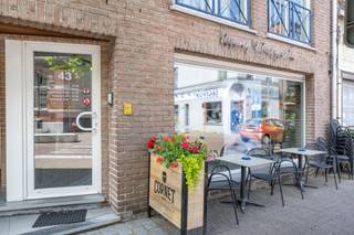 Opbrengsteigendom met gegarandeerde verhuur – Toplocatie in het centrum van Kontich<br /><br />Bent u op zoek naar een interessante vastgoedinvestering met onmiddellijk rendement? Dan is deze opbrengsteigendom in het hart van Kontich zeker een bezoek waard.<br /><br />Het pand bestaat uit een commercieel gelijkvloers, momenteel ingericht als kapsalon, gecombineerd met een aangenaam appartement achteraan. Dankzij de centrale ligging in het centrum geniet het handelsgedeelte van een uitstekende zichtbaarheid en bereikbaarheid.<br /><br />Het appartement beschikt over twee volwaardige slaapkamers, een badkamer, een lichtrijke en aangename leefruimte, een apart toilet en twee praktische bergingen.<br /><br />Een belangrijke troef voor investeerders is dat de huidige eigenaar het pand nog gedurende 7 jaar zal huren, waardoor u vanaf de aankoop kunt rekenen op een stabiele en langdurige huuropbrengst zonder leegstandsrisico.<br /><br />Troeven van deze eigendom:<br /><br />Opbrengsteigendom met handelspand en appartement<br />Centrale toplocatie in het centrum van Kontich<br />Commercieel gelijkvloers met uitstekende visibiliteit<br />Appartement met 2 slaapkamers<br />Ruime leefruimte en terras<br />Twee bergingen en apart toilet<br />Interessante investering met onmiddellijke huuropbrengst<br />Verkoper blijft nog 7 jaar huurder<br /><br />Een unieke opportuniteit voor investeerders die op zoek zijn naar een zorgeloze investering op een uitstekende locatie. Contacteer ons voor meer informatie of een bezoek ter plaatse.