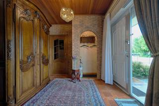 <p><span>Vrijstaande woning op een perceel van 9a 23ca in Val-Meer</span></p><p><span>Deze vrijstaande woning, gelegen langs de verbindingsweg in Val-Meer, bevindt zich op een ruim perceel van 9a 23ca en beschikt over een bewoonbare oppervlakte van </span><span>234 m²</span><span>.</span></p><p><span>We betreden de woning via de ruime inkomhal, die toegang biedt tot de gezellige woonkamer met aansluitende eetruimte. Deze leefruimte wordt verwarmd op mazout via convectoren en geniet dankzij de grote raampartijen van een aangename hoeveelheid natuurlijke lichtinval.</span></p><p><span>Aansluitend bevindt zich de keuken, uitgerust met kwalitatieve Miele-toestellen, waaronder een elektrische kookplaat, dampkap, oven, vaatwasser en ingebouwde koelkast.</span></p><p><span>Op het gelijkvloers zijn drie volwaardige slaapkamers aanwezig, evenals een extra bureau- of hobbyruimte. De badkamer is praktisch ingericht en voorzien van een wasmeubel, ligbad en douche.</span></p><p><span>De verdieping beschikt over een vierde slaapkamer. Daarnaast is er voldoende ruimte om een extra slaapkamer of multifunctionele ruimte te creëren, waardoor de woning tal van mogelijkheden biedt voor grotere gezinnen of thuiswerkers.</span></p><p><span>Verder is de woning gedeeltelijk onderkelderd. In de kelder bevinden zich de aansluitingen voor een wasmachine en droogkast. Daarnaast is er een extra ruimte die perfect kan dienen als speelkamer, hobbyruimte of stockage.</span></p><p><span>De woning is voorzien van dubbele beglazing, geplaatst in deels aluminium en deels pvc-raamprofielen. Het EPC-label D biedt bovendien mogelijkheden voor energetische renovaties en verbeteringen, waardoor toekomstige eigenaars de woning verder kunnen optimaliseren naar hedendaagse normen.</span></p><p><span>Achteraan de woning bevindt zich een aangename veranda waar u in alle rust kunt genieten van het mooie uitzicht op de volledig omheinde tuin.</span></p><p><span>Tot slot beschikt de woning over een garage met sectionale poort en biedt het perceel voldoende buitenruimte voor tuinliefhebbers, gezinnen met kinderen of huisdieren.</span></p><p><span> </span></p><p><span>Meer info of graag een bezichtiging? Neem contact op met Iris via <span>Iris@jemar.be</span></span><span> of 0483 110875.</span></p>