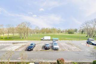Te renoveren duplex appartement te koop met één slaapkamer en slaaphoek gelegen op de tweede en derde verdieping van de Residentie Nieuweryde, Albert I Laan 70D. Dit appartement is rustig doch centraal gelegen vlakbij het Maritiem park en de Havengeul.Indeling gelijkvloers:- inkomhall met vestiairekast- gezellige woonkamer (19m²) met zicht op het Maritiem park- gerenoveerde keuken (4m²) voorzien van oven, vaatwas, koelkast met diepvriesvakje, keramische kookplaat en dampkap- apart toiletIndeling eerste verdieping:- nachthall- slaapkamer 1 (12m²)- binnenkamer (4m²)- badkamer (3m²) met bad, lavabo, handdoekradiator en aansluiting voor wasmachineInclusief twee privatieve bergingen.Mogelijkheid tot bijaankopen van een staanplaats.Troeven:- rustig gelegen doch op wandelafstand van de winkels- prachtig zicht op het Maritiem park- lage syndicuskosten (geen lift)- ook geschikt als investeringBen je op zoek naar een instapklaar appartement met één slaapkamer te Nieuwpoort? Aarzel niet om een afspraak te maken!Dit pand is onderworpen aan de renovatieverplichting van de Vlaamse overheid voor residentiële gebouwen (behoudens bij sloop binnen 5 jaar na de aankoop). Consulteer voor meer informatie de website van het Vlaams Energie- en Klimaatagentschap via https://www.vlaanderen.be/een-woning-kopen/renovatieverplichting-voor-residentiele-gebouwenBestuursmaatregelen in het maatregelenregister: nee