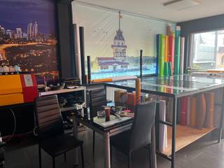 Dit commercieel pand bevindt zich langs de drukste straat van Beringen en heeft een oppervlakte van ongeveer 80 m². Het omvat een winkel- of kantoorruimte, een kitchenette en een toilet. Bovendien bestaat er de mogelijkheid om een achtergelegen magazijn van 222 m² bij te huren. Het pand beschikt over twee parkeerplaatsen vooraan, en er is tevens parkeermogelijkheid aan de achterzijde.