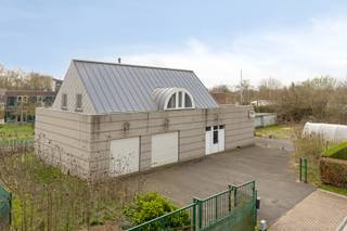 In de Klokkeputstraat 3A te Roeselare bevindt zich dit veelzijdige eigendom bestaande uit een ruime loods met bovenliggend appartement en...