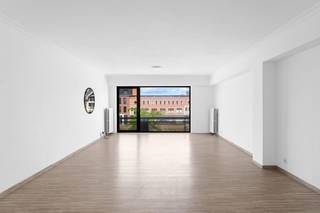 <p>Op een toplocatie in Kortrijk, op wandelafstand van de Broeltorens, bevindt zich dit ruime en instapklare appartement van 120 m² op de tweede verdieping. Vanuit de leefruimte geniet u van een frontaal zicht op de Leie en de prachtig vernieuwde Leieboorden. Het appartement werd recent volledig opgefrist en geschilderd, waardoor u er meteen kunt intrekken. De ruime en lichtrijke woonkamer vormt het hart van de woning en biedt een prachtig uitzicht op het water. De vernieuwde, volledig uitgeruste keuken beschikt over alle nodige toestellen en geeft uit op een gezellig terras waar u in alle rust van de zon kunt genieten. Aansluitend bevindt zich een praktische bijkeuken met aansluiting voor een wasmachine.</p><p></p><p>Verder beschikt het appartement over twee volwaardige slaapkamers, een verzorgde badkamer met nieuw badkamermeubel, een apart vernieuwd toilet en een handige vestiaire. Extra bergruimte vindt u ook in de praktische kelderberging. Als bijkomende troef bestaat de mogelijkheid om een ondergrondse staanplaats aan te kopen voor € 25.000. Dit appartement biedt alles voor wie op zoek is naar comfortabel wonen op een centrale locatie met een prachtig zicht op de Leie.</p><p>Interesse? Contacteer ons vandaag nog voor een bezoek via saar@altro-vastgoed.be of 0456/96.16.02.</p>
