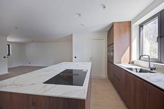 <strong>VERKOOP ONDER REGISTRATIERECHTEN (2% OF 12%) – LAATSTE NIEUWBOUWAPPARTEMENT MET 3 SLAAPKAMERS IN HEVERLEE<br /></strong>(appartement in laatste fase van afwerking)<br /><br />Dit stijlvol nieuwbouwappartement met drie slaapkamers is gelegen op de tweede verdieping van residentie Neroli, een kleinschalig en modern woonproject in de Groenstraat te Heverlee, op slechts 2 km van Leuven.<br /><br />Het appartement beschikt over twee terrassen en een privatieve kelder. Daarnaast is er een ondergrondse autostaanplaats beschikbaar, die kan worden aangekocht aan een prijs van 35.000 EUR.<br /><br />De oplevering is voorzien rond midden april 2026. De verkoop gebeurt onder het stelsel van registratierechten (2% of 12%), wat een financieel interessant alternatief kan zijn ten opzichte van een klassieke nieuwbouwverkoop onder 21% btw.<br /><br />Residentie Neroli combineert hedendaagse architectuur met een duurzame woonkwaliteit. Het appartement wordt verwarmd via vloerverwarming en is uitgerust met 40 individuele zonnepanelen. Dankzij het BEN-label (Bijna-EnergieNeutraal) geniet u van een energiezuinige woning met een hoog wooncomfort en lage energiekosten.<br /><br />Het appartement zal kwalitatief worden opgeleverd met een uitgeruste keuken, een ingerichte badkamer en douchekamer, evenals voldoende stopcontacten. <br /><br />Een ideale combinatie van modern wonen, energie-efficiëntie en een uitstekende ligging nabij het centrum van Leuven.<br /><br />Wenst u meer informatie over dit appartement?<br />Neem gerust contact op via lotte@immogve.be of telefonisch via 0474 38 63 93.