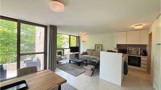 <strong>Prachtig en recent appartement</strong> met <strong>TERRAS </strong>en <strong>AUTOSTANDPLAATS </strong>met een uitstekende ligging in <strong>Oostende</strong>, in een straat zonder doorgaand verkeer en op 300 meter van de zee. Een comfortabele en energiezuinige <strong>BEN-Woongelegenheid</strong> met hoge kwalitatieve afwerking en voorzien van <strong>zonnepanelen</strong>, vlakbij openbaar vervoer, scholen, diverse winkels ( Mariakerke ), Leontine Demeypark en met een vlotte verbinding naar de Ringweg.<br /><br />Omvat een inkom, lichtrijke living met volledig ingerichte open keuken, ruime binnenberging met voorziening wasmachine, 2 slaapkamers waarvan 1 met inbouwkasten, badkamer met inloopdouche, buitenberging, terras, autostandplaats en een gemeenschappelijke fietsenberging. Buitenkraan met regenwater ter beschikking en toilet spoelt ook door met regenwater ! Kosten : + euro 45 Voorschot algemene delen<br />#leukwonen #oostende<br /><br />Beschikbaar - onmiddellijk vrij 