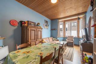 2-slaapkamer appartement op het eerste verdiep in het centrum van Wenduine op wandelafstand van de winkels, openbaar vervoer, Markt, strand en zeedijk. Dit appartement is gelegen in een kleinschalige residentie zonder gemeenschappelijke kosten. Indeling als volgt: woonkamer, afzonderlijke keuken, slaapkamer 1 en badkamer (wastafel, douche en toilet) en berging die kan omgevormd worden tot extra slaapkamer of eventueel uitbreiding van de woonkamer. Op het tussenverdiep treft men de tweede slaapkamer, apart toilet en badkamer 2. Ideaal als vaste woonst, investering of tweede verblijf aan de kust. <br /><br />Voor meer informatie of een bezoek ter plaatse contacteer Gaëlle op het nummer 0479 17 17 17