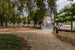 Voor meer info contacteer Eva via 0475 69 38 22 of via eva@vicusvastgoed.beAssistentiewoningen Dorpsmolen ligt in het hart van Aartrijke, in een...