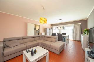 Dit instapklare appartement in de Lode Zielenslaan 5 bus 5 beschikt over twee slaapkamers en twee terrassen, één aan de voorzijde en één aan de achterzijde.<br /><br />De ligging in Reet is centraal en praktisch. Winkels, scholen en openbaar vervoer bevinden zich in de buurt. Ook de A12 en E19 zijn vlot bereikbaar, waardoor je snel richting Antwerpen, Mechelen of Brussel rijdt.<br /><br />De indeling bestaat uit een inkomhal, een leefruimte, terras vooraan, keuken, badkamer, twee slaapkamers en een terras achteraan.<br /><br />Enkele troeven op een rij:<br />- Geen renovatieplicht<br />- Elektriciteit conform<br />- EPC B<br />- Dak aangepakt en geïsoleerd<br />- Recente gascondensatieketel<br />- Lage gemeenschappelijke kosten<br /><br />Graag een bezoek ingepland?<br />Contacteer ons via 0492 83 88 19 of jarno@groepvanhaute.be