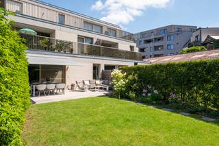 <strong>Instapklaar gelijkvloers appartement met zonnige tuin</strong><br /><br />- KIJKDAG 20/07 -<br /><br />In Residentie Delta II, op een boogscheut van het Eilandje, bevindt zich dit moderne en energiezuinige gelijkvloerse appartement. Dankzij de kwalitatieve afwerking en het doordachte ontwerp is dit een instapklare woonst waar stijl en gebruiksgemak perfect samenkomen. De lichtrijke leefruimte met open, volledig uitgeruste keuken vormt het hart van het appartement en sluit naadloos aan op de praktische berging. Verder beschikt het appartement over twee volwaardige slaapkamers en een stijlvolle badkamer met inloopdouche. De vloerverwarming zorgt doorheen de volledige woning voor een aangename en gelijkmatige warmte. Ook de hoogwaardige afwerking springt meteen in het oog, met onder meer ingemaakte kasten, binnendeuren die doorlopen tot aan het plafond en een videofoon die bijdraagt aan het dagelijkse gebruiksgemak en de veiligheid.<br /><br />De absolute troef is de riante privatieve tuin met lounge-terras, zonnewering en tuinhuis, waar u de hele dag van de zon kunt genieten. Bovendien beschikt het appartement over 2 privatieve zonnepanelen, een gemeenschappelijke fietsenstalling en een ondergrondse autostaanplaats mee aan te kopen voor € 30.000.<br /><br /><strong>Bijzonderheden:</strong><br />- EPC score A<br />- Bouwjaar 2021<br />- Vloerverwarming en 2 privatieve zonnepanelen<br />- Ondergrondse autostaanplaats mee aan te kopen voor € 30.000