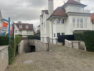 Res. Saphir.<br />Vlot toegankelijke dubbele garagebox in de lengte (tandemgarage) gelegen op Elizabetlaan, vlakbij het Albertplein en Kustlaan. <br />Ref. G715