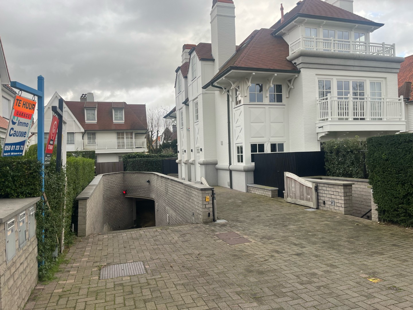 Double garage box longitudinal facilement accessible situé sur Elizabetlaan, à proximité d'Albertplein et de Kustlaan. - photo 1