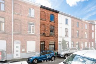 Bent u op zoek naar een renovatieproject met tal van mogelijkheden? Dan is deze volledig te renoveren stadswoning met buitenruimte in de Hamerstraat te Gent misschien wel de opportuniteit waar u naar op zoek bent.<br /><br />Gelegen op korte afstand van het bruisende stadscentrum, biedt deze woning een uitstekende uitvalsbasis. Winkels, openbaar vervoer, scholen en horecazaken bevinden zich in de nabije omgeving, terwijl ook belangrijke invalswegen vlot bereikbaar zijn.<br /><br />De woning dient volledig gerenoveerd te worden, waardoor u de kans krijgt om ze volledig naar eigen smaak en wensen in te richten. Of u nu droomt van een karaktervolle gezinswoning, een stijlvolle stadswoning of een interessante investering, dit pand vormt de ideale basis om uw woonproject te realiseren.<br /><br />Dankzij de aantrekkelijke ligging biedt deze eigendom een groot potentieel voor wie de handen uit de mouwen wil steken en waarde wil creëren.<br /><br />Bent u klaar om deze woning nieuw leven in te blazen? Neem vandaag nog contact met ons op voor meer informatie of een bezoek ter plaatse en ontdek zelf de mogelijkheden die deze stadswoning te bieden heeft.