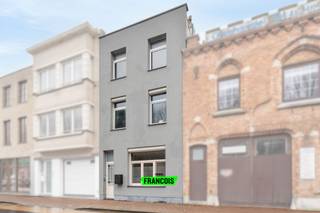 Gelegen op een centrale en goed bereikbare locatie, Ontmijnersstraat 9 in Blankenberge, strekt deze goed onderhouden stadwoning zich uit over drie volledige verdiepingen.<br /><br />Deze eigendom combineert de nabijheid van het stadscentrum, winkels, restaurants, scholen en openbaar vervoer met een korte afstand naar de jachthaven, de zeedijk en het strand. Dankzij de strategische ligging en een vrij uitzicht dat bijzonder groen is, vormt ze een zeer interessante optie als hoofdverblijf, tweede verblijf of investering.<br /><br />De buitenzijde werd recent opgefrist met een gerenoveerde gevel in een moderne grijze afwerking, wat de woning een hedendaagse uitstraling geeft. Binnen is de woning deels gerenoveerd en kan ze verder naar eigen smaak worden gepersonaliseerd.<br /><br />Op het gelijkvloers bevindt zich een inkomhal die leidt naar een lichte woonkamer. De open indeling creëert een aangenaam gevoel van ruimte, waarbij de moderne keuken harmonieus in de leefruimte is geïntegreerd. Deze praktische en uitnodigende leefruimte vormt het hart van de woning.<br /><br />Op de eerste verdieping bevinden zich een ruime slaapkamer, de badkamer en de toegang tot het terras. Deze buitenruimte is een echte troef en biedt een aangename plek om te ontspannen.<br /><br />De tweede verdieping biedt bijzonder royale volumes. Gezien de beschikbare oppervlakte is het mogelijk deze ruimte te verdelen in twee volwaardige slaapkamers, waardoor de woning in totaal drie slaapkamers kan bieden.<br /><br />De woning heeft een functioneel plan met comfortabele volumes en veel natuurlijk licht. Met afwerkingsmogelijkheden en de centrale ligging is het een veelzijdige woning met toekomstpotentieel.<br /><br />Een aantrekkelijke opportuniteit op een toplocatie in Blankenberge, met ruimte, comfort en uitbreidingsmogelijkheden.<br /><br />Belangrijkste punten<br /><br /><ul><li>Centrale ligging nabij het stadscentrum, het strand en openbaar vervoer<br /><br /></li><li>Drie volledige verdiepingen<br /><br /></li><li>Terras, aangename buitenruimte<br /><br /></li><li>Gerenoveerde gevel<br /><br /></li><li>Instapklaar met mogelijkheden voor opfrissing/personalizatie</li></ul>