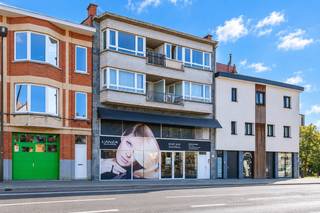 Een zéér ruime en energiezuinige (EPC: B) duplex praktijk-, kantoor- en/of commerciële ruimte van 261m², ideaal gelegen nabij het stadscentrum en scholen.<br /><br />Op het gelijkvloers: praktijk-, kantoor- en/of commerciële ruimte (125.00m²);<br />Op de 1e verdieping: bureaus, sanitair blok en kitchenette met eetruimte (tot. 125.00m²)<br /><br />Buitenschrijnwerk ALU dubbel glas - Verwarming / koeling via aircowarmtepompen<br />EPC: label B - UC: 2556202<br />Nutsvoorzieningen: individuele tellers water, gas en elektriciteit<br />Kadastraal inkomen: 1.769 EUR + 1.404EUR <br />Alle documenten zijn beschikbaar op aanvraag.<br /><br />Vrij bij akte.
