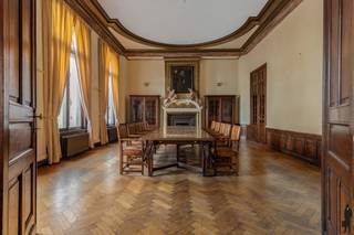 Een investeringskans met zeldzame erfgoedwaarde, op één van de meest strategische locaties van Antwerpen: in het iconische Hansahuis bevindt zich een polyvalente verdieping / authentiek bureel van 420 m², gelegen op een absolute toplocatie aan de Scheldekaaien en de Grote Markt.<br /><br />Het Hansahuis werd voltooid in 1903 en is een markant hoekgebouw op de as van de Ernest Van Dijckkaai, Suikerrui en Kaasstraat. Het werd ontworpen door Joseph Hertogs, één van de meest toonaangevende Antwerpse architecten van zijn tijd, en groeide uit tot een tastbare uitdrukking van de economische bloei die Antwerpen aan het begin van de 20ste eeuw kenmerkte. Vandaag geldt het gebouw als beschermd monument en als een herkenbaar baken binnen het historisch stadscentrum.<br /><br />De statige gevel en torenaccenten, rijke detaillering en het sculpturale karakter geven dit prachtige gebouw een uitstraling die tot op vandaag nog altijd indruk maakt. Dit is geen klassieke kantoorruimte, maar een eigendom met uitgesproken identiteit en een blijvende prestigewaarde.<br />Binnenin bevinden zich authentieke elementen zoals parketvloeren, houten lambriseringen en hoge dubbele deuren. De salons worden gecombineerd met meer eigentijdse werkplekken en vergaderruimtes. Die mix maakt het pand bijzonder geschikt voor wie zoekt naar een locatie met uitstraling, geschiedenis en functionele inzetbaarheid.<br /><br />Neem contact en ontdek het potentieel van dit uitzonderlijke eigendom.