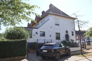 Deze karaktervolle, instapklare gezinswoning met 3 slaapkamers en prachtige tuin is gelegen in een rustige woonwijk, nabij winkels, restaurants, scholen en openbaar vervoer en de autosnelweg.<br /><br />De zonnige, verzorgde tuin vormt een echte oase van rust. Het ruime terras nodigt uit om volop te genieten van gezellige zomeravonden met familie en vrienden. De onderhoudsvriendelijke aanleg en het groen zorgen voor een aangename en sfeervolle buitenomgeving.<br /><br />Een absolute meerwaarde is de vrijstaande bijbouw achter in de tuin, ingericht met een extra woon-/eetruimte en keuken + toilet. Ideaal als hobbyruimte, gastenverblijf, thuiskantoor of voor wie graag familie ontvangt.<br /><br />Verder beschikt de woning over een garage met poort, een tuinhuis en een ruime kelder die perfect kan dienen als opslagruimte, werkplaats of hobbyruimte.<br /><br />Indeling:<br />- Inkomhal<br />- Ruime leefruimte<br />- Moderne leefkeuken met uitzicht op de mooie tuin<br />- 3 slaapkamers, waarvan 1 op de zolderverdieping<br />- Ruime kelder<br />- Bijgebouw met keuken en toilet<br />- Ruime achtertuin met een gezellig terras <br /><br />Details:<br />- Gunstige, rustige ligging<br />- EPC 525 kWh/m² - F-label (Renovatieverplicting van toepassing) <br />- 165 m² woonoppervlakte<br />- Nieuwe pvc ramen<br />- Geïsoleerd dak<br />- Verwarming op stookolie<br />- Ruime tuin met een gezellig terras<br />- Bijbouw achter in de tuin met extra woon-/eetruimte en keuken<br />- Garage met poort<br /><br /> Beschikbaarheid te bespreken.