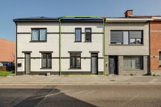 <p><span>Energiezuinige gezinswoning met drie slaapkamers en een garage</span></p><p><span> </span></p><p><span>Deze recent gerenoveerde woning in Muizen combineert wooncomfort met een uitstekende locatie. De centrale ligging tussen Antwerpen en Brussel maakt Muizen enorm interessant om zowel met de wagen als het openbaar vervoer beide steden vlot te bereiken. Daarbovenop is Muizen nog een echt dorp waar alle voorzieningen aanwezig zijn op wandel-en fietsafstand van de woning. De woning zelf werd tot op het bot gestript en volledig in het nieuw gezet. Met drie slaapkamers, een ruime garage en een gezellige tuin biedt deze rijwoning alles wat u nodig heeft. Dankzij het EPC label A hoeft u zich ook geen zorgen meer te maken op het vlak van energiezuinigheid.</span></p><p><span> </span></p><p><span>Indeling</span></p><p><span> </span></p><p><span>Gelijkvloers:</span></p><p><span>- Inkomhal</span></p><p><span>- Keuken</span></p><p><span>- Eetkamer</span></p><p><span>- Woonkamer</span></p><p><span>- Apart toilet</span></p><p><span>- Tuin</span></p><p><span>- Garage</span></p><p><span>- Twee parkeerplaatsen</span></p><p><span> </span></p><p><span>Eerste verdieping:</span></p><p><span>- Slaapkamer 1 </span></p><p><span>- Slaapkamer 2</span></p><p><span>- Badkamer</span></p><p><span> </span></p><p><span>Zolderverdieping:</span></p><p><span>- Slaapkamer 3</span></p><p><span> </span></p><p><span>Troeven:</span></p><p><span>- Energiezuinig met een EPC label A</span></p><p><span>- Zonnepanelen</span></p><p><span>- Zeer ruime garage</span></p><p><span>- Rustige maar centrale ligging </span></p><p><span> </span></p><p><span>Ben je geïnteresseerd in deze woning te koop in Muizen, ben je op zoek naar ander vastgoed of wens je de waarde van jouw eigendom te kennen? Dan ben je bij BOLT Immo aan het juiste adres! Wij helpen jou graag verder.</span><span> </span></p>