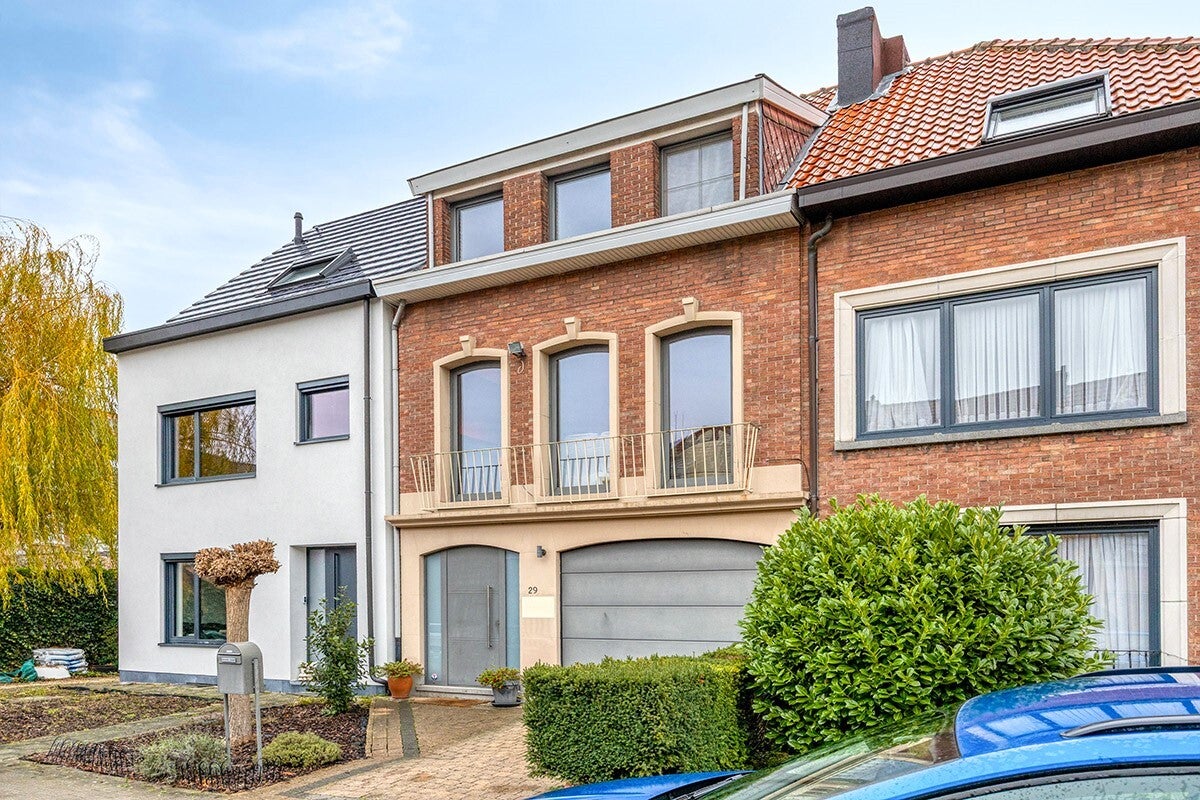 Instapklare woning met 3/4 slaapkamers, garage en tuin in rustige woonwijk - foto 1
