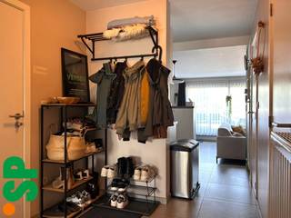 Het appartement heeft de volgende indeling: Men komt binnen via de inkomhal vanwaar men door kan lopen naar de lichtrijke woonkamer (tegels; 21m²) met de open ingerichte keuken (tegels, kasten, dampkap, inductievuur, spoelbak, vaatwasser, koelkast en eettafel; 6m²) en aansluitend een berging (tegels; 3m²).<br /><br />Verder beschikt het appartement nog over 2 slaapkamers (tegels; 13m² en 8m²) en een ingerichte badkamer (tegels, toilet, douche, lavabomeubel, aansluiting wasmachine; 4m²).<br /><br />Aan de woonkamer is een ruim terras aanwezig voorzien van kunstgras en een zonneluifel (19m²).<br /><br />In de slaapkamers zijn rolluiken aanwezig. Het gehele appartement is voorzien van verlichting en gordijnen.<br /><br />Achteraan het gebouw is een privatieve afgesloten garage en een autostaanplaats voorzien. Deze zijn inbegrepen in de huurprijs!<br /><br />- € 15 algemene onkosten per maand<br />- EPC: 86 kWh/m² (A)<br />- CV = Aardgas<br /><br />Voor bijkomende inlichtingen of een bezoek ter plaatse kan u steeds vrijblijvend contact opnemen met Immo S|P op het nummer 014/59.10.20. of via info@immosp.be.
