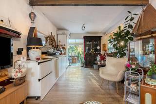 Op zoek naar een ruime woning op een absolute toplocatie? Dit huis te koop op de Laarsebaan te Merksem biedt een unieke combinatie van ruimte, licht en potentieel. Deze quasi halfopen bebouwing staat op een leuk perceel met een gevelbreedte van circa 9,5 meter, wat zorgt voor een goede lichtinval en een brede tuin.<br /><br />Bij het betreden van het huis komt u in de inkomhal met toegang tot de kelder en een apart gastentoilet. De sfeervolle leefruimte op parketvloer staat in directe verbinding met de gezellige keuken. De aangrenzende veranda baadt in het natuurlijk licht en biedt zicht op de zonnige tuin. Vanuit de veranda heeft u tevens toegang tot de ruime garage met sectionale poort.<br /><br />Op de eerste verdieping bevinden zich 3 volwaardige slaapkamers. Hier is er ook de mogelijkheid om een extra badkamer of praktische wasplaats in te richten (toilet reeds aanwezig). De tweede verdieping herbergt een royale vierde slaapkamer met directe toegang tot een ingerichte badkamer met ligbad, lavabo en toilet, alsook een handige vijfde, kleinere kamer. Ook boven werd de stijlvolle parketvloer doorgetrokken. <br /><br />In het huis is al hard gewerkt: bepleistering, schilderwerken, elektriciteit, garagepoort en rioleringen werden aangepakt, de binnendeuren zijn stijlvol strak afgewerkt zonder omlijsting en het dak werd geïsoleerd. Verder beschikt het huis over dubbele beglazing en centrale verwarming op gas via een condensatieketel. Wel vergt het huis nog verdere afwerking om het volledig naar eigen smaak in te richten. <br /><br />Bijzonderheden:<br />- Gegeerde locatie op de Laarsebaan te Merksem<br />- Royale gevelbreedte van ca. 9,5 meter met brede en zonnige tuin<br />- Ruime garage met sectionale poort<br />- Mogelijkheid tot het creëren van 2 badkamers<br /><br />Dit pand is gelegen in een uiterst geliefde buurt in Merksem. Winkels, scholen, openbaar vervoer en groene parken bevinden zich allemaal op wandelafstand. Een ideale kans voor wie wil investeren op een toplocatie!<br /><br />Bent u geïnteresseerd om dit vastgoed te kopen in Merksem? Aarzel dan niet om ons te contacteren. Het Dewaele vastgoedkantoor van Merksem te Lambrechtshoekenlaan 183 staat graag tot uw dienst. Had u graag een gratis schatting van uw eigendom via ons immokantoor? Bel ons voor een vrijblijvend gesprek of mail naar maxime.weyler@dewaele.com.<br /><br />Bestuursmaatregelen in het maatregelenregister: nee