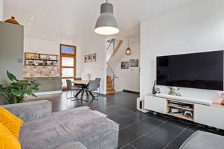 <p>Dankzij een uitstekend, strategische ligging combineert dit huis het beste van beide werelden – een plek waar wooncomfort en commercieel potentieel elkaar versterken! Hier bevindt men zich te midden van alle nuttige stadsvoorzieningen waaronder scholen, winkels, parken, supermarkten en last but not least een topverbinding met zowel de trein, auto als de fiets!</p>
<p>Daarnaast geniet deze riante woning van een oppervlakte van 214 m² die je naar hartenwens kan invullen. Denk bijvoorbeeld maar aan een kangoeroewoning, kantoorruimte, boetiek, broodjeszaak, kapsalon, praktijkruimte of simpelweg een gezellige eengezinswoning – de mogelijkheden zijn eindeloos! Momenteel bevindt er zich op het gelijkvloers een grote commerciële ruimte met daarachter een studio voorzien van een slaapkamer, geïnstalleerde keuken, aparte berging en een badkamer met douche. Op de eerste verdieping ontdek je de leefruimte die geniet van een moderne, strakke look met aansluitend de open keuken die werd uitgerust volgens de hedendaagse norm. Bovendien heb je van hieruit toegang tot de allergrootste troef, het terras van niet minder dan 42 m²! De tweede badkamer beschikt over een douche, lavabo, bidet en toilet. Tot slot zijn er nog 2 comfortabele slaapkamers en een praktische dressing/berging terug te vinden op de bovenliggende verdieping.</p>
<p><strong>Technische gegevens: Aparte meters én aparte ingang voorzien! </strong>Centrale verwarming op gas via een condenserende ketel (individueel), HR- en dubbele beglazing voornamelijk in aluminium en PVC. <strong>Elektriciteit is conform!</strong></p>
<p><strong>Stedenbouwkundige inlichtingen en bodemattest aanwezig. Niet-asbestveilig. Bevindt zich niet in een risicozone voor overstromingen (P- en G-score C). Renovatieverplichting niet van toepassing.</strong></p>
<p>Dankzij een uitstekend, strategische ligging combineert dit huis het beste van beide werelden – een plek waar wooncomfort en commercieel potentieel elkaar versterken! Hier bevindt men zich te midden van alle nuttige stadsvoorzieningen waaronder scholen, winkels, parken, supermarkten en last but not least een topverbinding met zowel de trein, auto als de fiets!</p>
<p>Daarnaast geniet deze riante woning van een oppervlakte van 214 m² die je naar hartenwens kan invullen. Denk bijvoorbeeld maar aan een kangoeroewoning, kantoorruimte, boetiek, broodjeszaak, kapsalon, praktijkruimte of simpelweg een gezellige eengezinswoning – de mogelijkheden zijn eindeloos! Momenteel bevindt er zich op het gelijkvloers een grote commerciële ruimte met daarachter een studio voorzien van een slaapkamer, geïnstalleerde keuken, aparte berging en een badkamer met douche. Op de eerste verdieping ontdek je de leefruimte die geniet van een moderne, strakke look met aansluitend de open keuken die werd uitgerust volgens de hedendaagse norm. Bovendien heb je van hieruit toegang tot de allergrootste troef, het terras van niet minder dan 42 m²! De tweede badkamer beschikt over een douche, lavabo, bidet en toilet. Tot slot zijn er nog 2 comfortabele slaapkamers en een praktische dressing/berging terug te vinden op de bovenliggende verdieping.</p>
<p><strong>Technische gegevens: Aparte meters én aparte ingang voorzien! </strong>Centrale verwarming op gas via een condenserende ketel (individueel), HR- en dubbele beglazing voornamelijk in aluminium en PVC. <strong>Elektriciteit is conform!</strong></p>
<p><strong>Stedenbouwkundige inlichtingen en bodemattest aanwezig. Niet-asbestveilig. Bevindt zich niet in een risicozone voor overstromingen (P- en G-score C). Renovatieverplichting niet van toepassing.</strong></p>