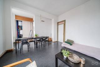 Contact : 071/15.87.87 -> charleroi@weinvest.be<br /><br />We Invest Charleroi vous présente une opportunité d'investissement exceptionnelle à Montignies-sur-Sambre : un immeuble de rapport comprenant 10 kots reconnus à l'urbanisme (permis de location délivré en 2025) et conformes aux normes incendie, proposé en faire offre à partir de 797.000 €.<br /><br />Dans un marché où les biens de colocation entièrement régularisés sont particulièrement rares, cet ensemble immobilier représente une opportunité unique pour les investisseurs à la recherche d'un rendement immédiat et sécurisé. L'ensemble génère actuellement un revenu locatif d'environ 7.000 € par mois.<br /><br />Développant près de 480 m² habitables, le bâtiment principal est complété par un entrepôt de 58 m², un espace bureau d'environ 80 m², trois garages ainsi que des espaces extérieurs (grand terrain loué séparément) .<br /><br />Disposition<br /><br />Rez-de-chaussée : vaste hall d'entrée donnant accès à 3 kots disposant chacun de leur salle de bain privative, grande cuisine commune équipée avec accès direct à la terrasse.<br /><br />1er étage : hall desservant 3 kots supplémentaires avec salle de bain privative ainsi qu'un espace de vie commun.<br /><br />2ème étage : 4 kots bénéficiant chacun de leur salle de bain privative.<br /><br />Annexes<br /><br />Entrepôt de 58 m²<br /><br />Espace bureau de ± 80 m²<br /><br />3 garages<br /><br />Espaces extérieurs (terrain complet de 11ares).<br /><br />Équipements:<br /><br />Urbanisme en ordre (permis de location délivré en Octobre 2025)<br />Normes incendie respectées<br />Électricité conforme<br />Châssis double vitrage<br />Chauffage central commun au mazout<br />Boiler électrique individuel pour chaque unité<br /><br />Les points forts<br /><br />10 kots légalement exploitables<br />Revenus locatifs d'environ 7.000 €/mois (entièrement loué)<br />Excellent rendement locatif<br />Infrastructure conforme et immédiatement exploitable<br />Présence d'annexes valorisables (bureaux, entrepôt et garages)<br /><br />Situation stratégique à proximité des universités, hautes écoles, transports et commodités<br /><br />Les immeubles de rapport offrant à la fois une telle rentabilité, une conformité complète et un nombre aussi important d'unités sont extrêmement rares sur le marché. Une opportunité idéale pour l'investisseur souhaitant acquérir un actif performant avec un risque administratif limité.<br /><br />Contact : 071/15.87.87 -> charleroi@weinvest.be<br /><br />Annonce à titre indicatif et non contractuelle, sous réserve d'inexactitude.