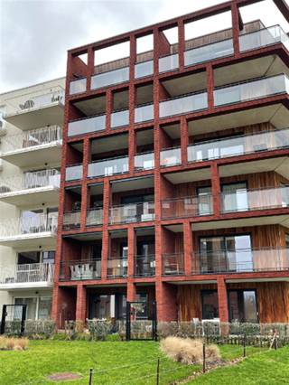 <p><span>Mooi gelegen appartement met zicht op de Leie.  Topligging.  Inkom, ruime living met open ingerichte keuken, groot terras, wasplaats, toilet, badkamer met inloopdouche, 2 slaapkamers, kelder en autostandplaats. CV via warmtenet. Gemeenschappelijke fietsenberging. Algemene onkosten 80 euro/maand. Epc A+ 28 kWh/m². Vrij vanaf 01/10/2026. Voor info of bezoek, tel 056.21.58.00 of www.immo-lvb.be.</span></p>