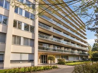 Dit gezellige 2 slaapkamer-appartement is gelegen in het centrum van Mechelen op wandelafstand van het station Mechelen-Nekkerspoel en het openbaar vervoer.Het appartement bevindt zich op de vijfde verdieping en is voorzien van een lift. Het appartement omvat een inkomhal, een ruime woonkamer met eetplaats en aansluitend een terras, en een volledig ingerichte open keuken.Verder omvat het appartement ook twee ruime slaapkamers en een badkamer. In de kelder is er nog een kelderberging (nr. 63) voorzien, alsook een ondergrondse parkeerplaats P25 (bereikbaar via blok 6).