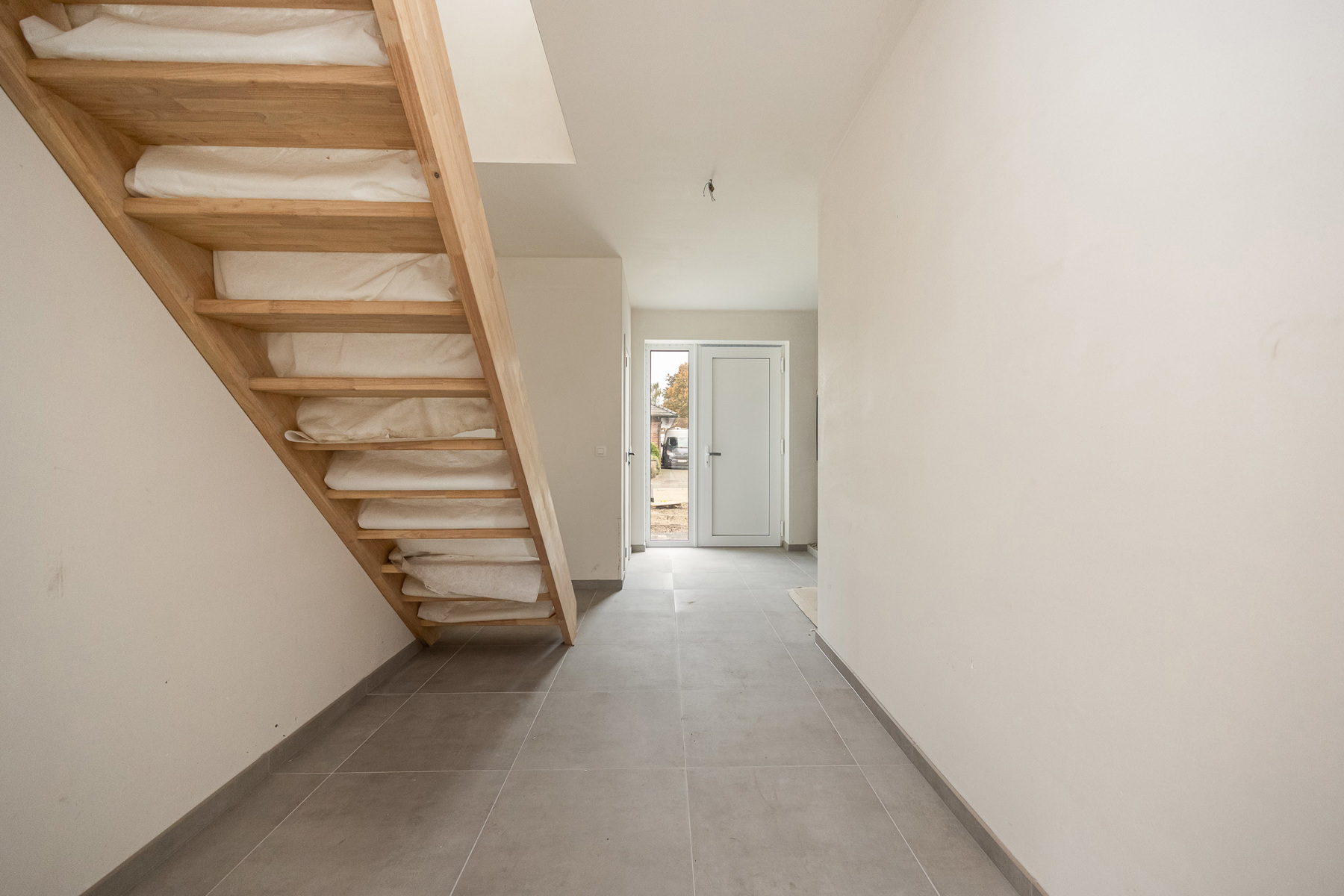 Halfopen woning met 3 slaapkamers en inpandige garage. - foto 2