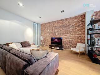 Mail: juliana.t@weinvest.be Tel: +32 456 87 27 16<br /><br />We Invest stelt u met plezier en in exclusiviteit dit prachtige appartement met drie slaapkamers voor, met een oppervlakte van 148 m².<br /><br />Gelegen in de bruisende en authentieke wijk Sint-Katelijne, een van de meest geliefde buurten van Brussel, geniet dit appartement van een uitstekende ligging. Op wandelafstand vindt u het Sint-Katelijneplein, de Hallen van Sint-Gorik, het voetgangersgebied, de Grote Markt en de vele winkels van het stadscentrum. De buurt is uitstekend bereikbaar met het openbaar vervoer (stations De Brouckère, Sint-Katelijne en IJzer) en biedt snelle toegang tot scholen, musea en culturele instellingen.<br /><br />Het appartement opent op een ruime woonkamer met zichtbare bakstenen muren en massief houten vloeren, die charme en elegantie uitstralen. De open, volledig uitgeruste keuken sluit naadloos aan op een gezellige eetkamer – een warme en praktische leefruimte.<br />Verder beschikt het appartement over drie slaapkamers, een badkamer en een douchekamer – ideaal voor een gezin of een gedeeld verblijf.<br />Een aangenaam terras biedt de mogelijkheid om van zonnige dagen te genieten, en een kelder zorgt voor extra bergruimte.<br /><br />Huurprijs: €1.900<br /><br />Kosten: €130 (gemeenschappelijke delen)<br /><br />EPB: C<br /><br /><br />Niet te missen!<br />Ontdek meer exclusieve panden op www.weinvest.be