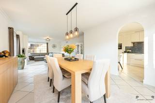 <p><span>Lichtrijke, top-onderhouden woning in een doodlopende straat in hartje Sint-Job</span></p><p><span> </span></p><p><span>In een rustige, doodlopende straat in Sint-Job-in-’t-Goor bevindt zich deze uitstekend onderhouden woning uit 1995. De woning combineert een hoogwaardige afwerking met een uitzonderlijke woonkwaliteit, mede dankzij de overvloedige lichtinval en de directe aansluiting op de natuur. De zuidoostgerichte tuin grenst aan een bos en een speeltuintje, toegankelijk via een poortje achteraan, waardoor volledige privacy en een permanent groen uitzicht gegarandeerd zijn.</span></p><p><span>Daarnaast is de woning uitgerust met een vooruitstrevend verwarmingssysteem met warmterecuperatie, aangevuld met ventilatie D, een bijzonder doordachte keuze die zowel comfort als energiezuinigheid optimaliseert.</span></p><p><span> </span></p><p><span>Indeling</span></p><p><span>Via de inkomhal met hoog plafond en gastentoilet betreedt u een ruime, lichtrijke leefruimte die dankzij grote raampartijen een prachtig zicht biedt op de tuin en het achterliggende bos. De aanpalende keuken is praktisch ingericht en voorzien van recent vernieuwde toestellen. Verder beschikt het gelijkvloers over een handige berging en een ruime garage. De carport zorgt ervoor dat u steeds droog de woning kunt betreden, terwijl de oprit plaats biedt aan vier wagens.</span></p><p><span>Verdieping</span></p><p><span> </span></p><p><span>De eerste verdieping omvat drie ruime slaapkamers met voldoende opbergruimte en een extra burea-kamer die mogelijk ingericht kan worden als slaapkamer. De masterbedroom geeft rechtstreeks toegang tot een aparte dressing. De volledig uitgeruste badkamer beschikt over een ligbad, douche, dubbel wasmeubel, toilet en extra opbergruimte. Aan opbergruimte geen gebrek door de extra zolderruimte.</span></p><p><span> </span></p><p><span>Troeven</span></p><p><span>•Rustige, doodlopende straat</span></p><p><span>•Perfect onderhouden en zeer lichtrijke woning</span></p><p><span>•Zuidoost gerichte tuin met directe toegang tot bos en speeltuintje</span></p><p><span>•Volledige privacy: geen achterburen en geen inkijk</span></p><p><span>•Vooruitstrevend verwarmingssysteem met warmterecuperatie</span></p><p><span>•Ventilatiesysteem D</span></p><p><span>•3 ruime slaapkamers, dressing en aparte bureaukamer</span></p><p><span>•Carport + oprit voor 4 wagens</span></p><p><span>•EPC C</span></p><p><span>•16 zonnepanelen, goed voor ca. 4 certificaten/jaar (± €450/stuk)</span></p><p><span> </span></p>