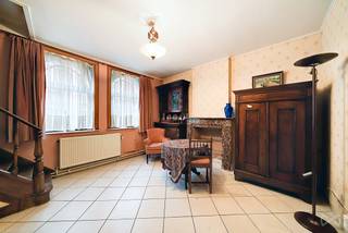 <p>Braine-le-Comte – Superbe maison de maître au cœur de la ville<br /><br />Idéalement située dans le centre-ville de Braine-le-Comte, à proximité immédiate de toutes les commodités, cette élégante maison de maître séduit par son cachet unique et ses volumes généreux.<br /><br />La propriété, érigée sur un seul et même cadastre, propose une disposition rare et fonctionnelle :<br /><br />Demi-sous-sol : un appartement totalement indépendant et relié à la maison, comprenant une chambre, un séjour, une cuisine équipée, une salle de bain avec WC ainsi qu’un accès direct vers la terrasse grâce à une large baie vitrée. Cet espace bénéficie également d’une pergola pour profiter de l’extérieur en toute saison.<br /><br />Demi-niveau supérieur : un vaste séjour lumineux, une cuisine entièrement équipée, une belle terrasse dotée d’un pare-soleil électrique. L’entrée majestueuse est mise en valeur par un escalier en marbre blanc, tout comme les cheminées qui soulignent le cachet de la demeure.<br /><br />Étage : trois chambres confortables et une salle de douche récente.<br /><br />Combles : un grand grenier offrant un potentiel d’aménagement supplémentaire.<br /><br />Atouts supplémentaires :<br /><br />PEB D : 20251001016451 <br /><br />📍 Prix indicatif : 399.000 €<br /><br />Pour plus d’informations ou organiser une visite, contactez :<br />📞 0475 66 46 52<br />📧 jeremy.p@winvest.be</p>