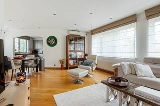 <div><div> <p>Duplexappartement nabij het centrum van Schilde.</p><p>Dit ruime duplexappartement is rustig gelegen nabij het centrum van Schilde, op wandelafstand van het centrum en met heel wat groen in de omgeving. De eerste verdieping beschikt over een inkomhal met afzonderlijk toilet, een lichtrijke leefruimte op parketvloer en een volledig ingerichte keuken met aansluitend een praktische berging/wasplaats. Op de tweede verdieping bevinden zich drie slaapkamers van 24 m², 12 m² en 10 m². Twee slaapkamers beschikken over ingemaakte kasten en alle slaapkamers zijn voorzien van een parketvloer. De badkamer heeft een dubbele wastafel, toilet, ligbad en douche. Een garagebox met automatische sectionale poort en elektriciteit is afzonderlijk aan te kopen voor € 30.000. Zeer rustige ligging op wandelafstand van het centrum van Schilde. Airco is aanwezig op beide verdiepingen. </p></div> </div>
