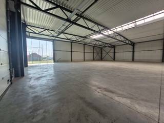 New warehouse of +/- 580 m² with high ceilings, large sectional door, latest insulation standards (possibility of interior fitting out)...